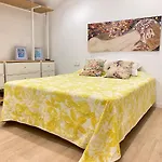 ヴィラ Front In With Amazing Sea Views Semidetached *