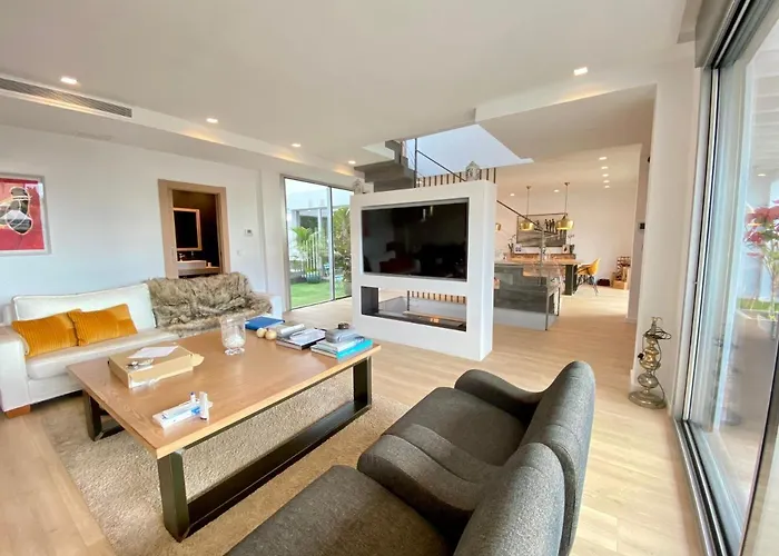 ヴィラ Front In With Amazing Sea Views Semidetached マルベーリャ