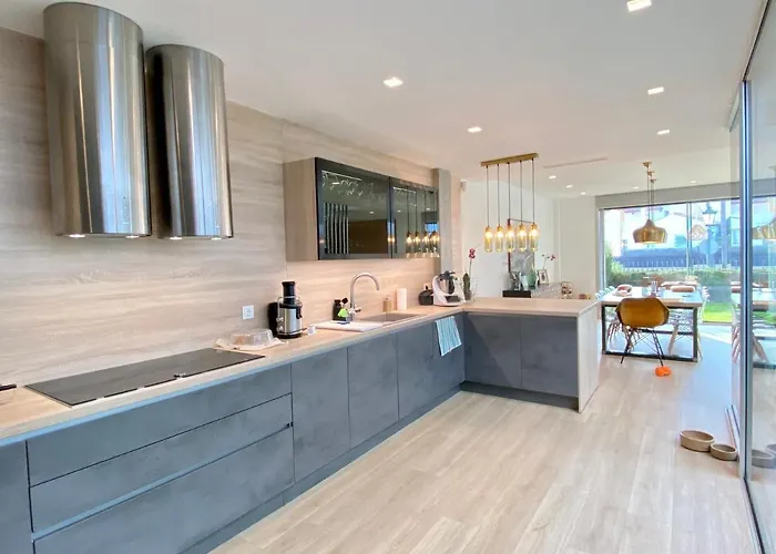 ヴィラ Front In With Amazing Sea Views Semidetached