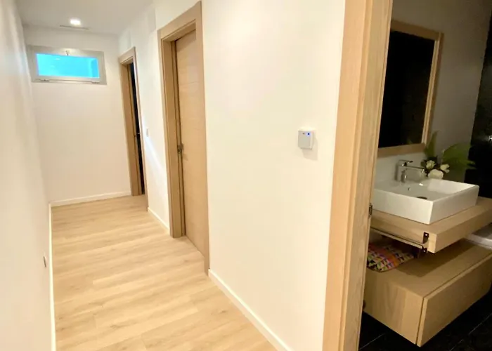 ヴィラ Front In With Amazing Sea Views Semidetached *