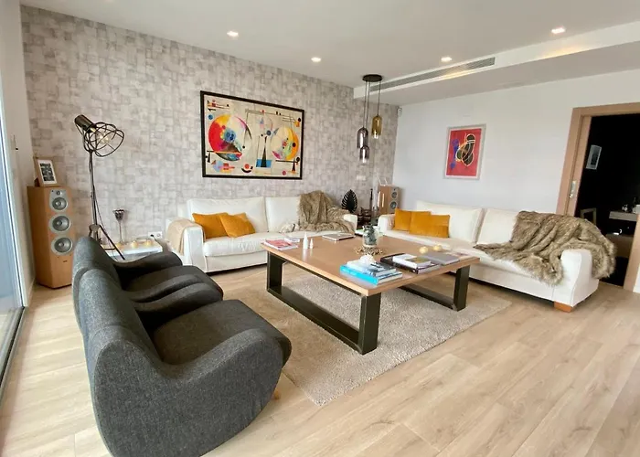 Front In With Amazing Sea Views Semidetached *