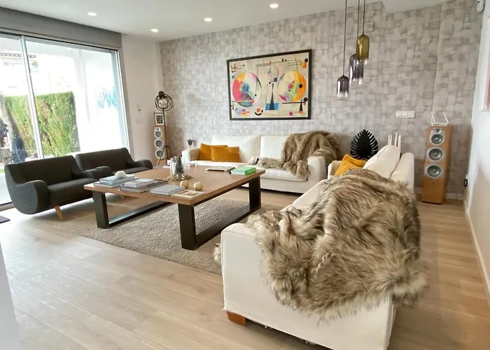 Front In With Amazing Sea Views Semidetached *